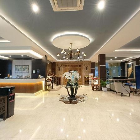 Narita Classic Hotel Surabaya Esterno foto