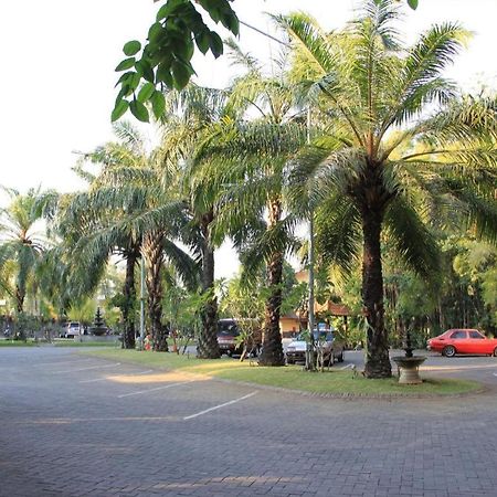 Narita Classic Hotel Surabaya Esterno foto
