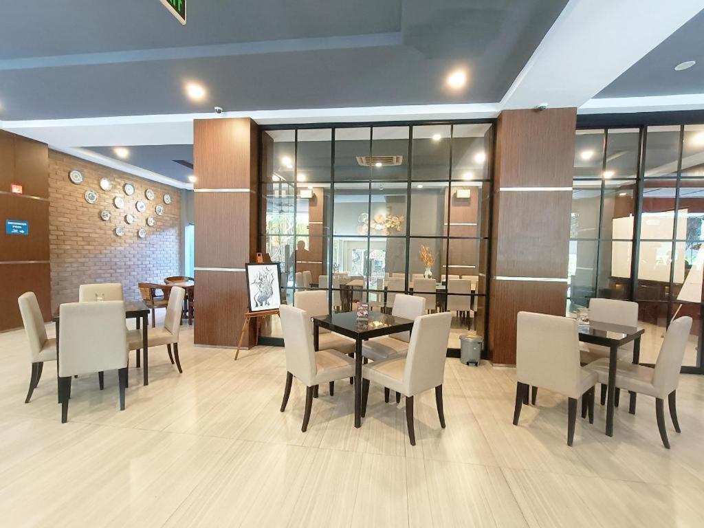 Narita Classic Hotel Surabaya Esterno foto
