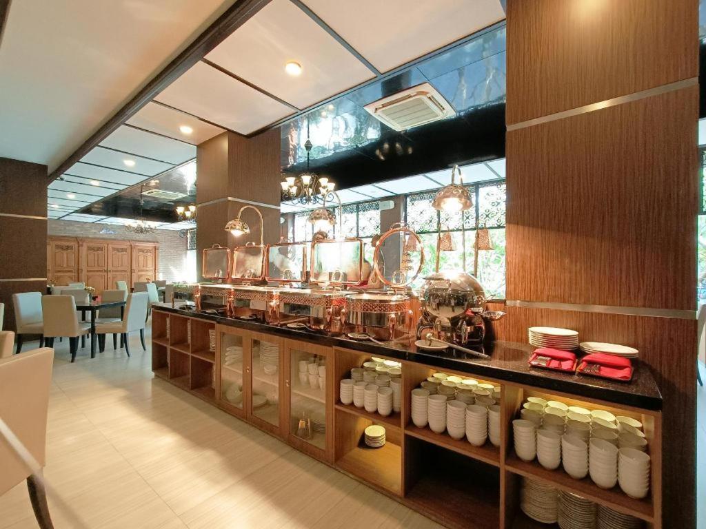 Narita Classic Hotel Surabaya Esterno foto