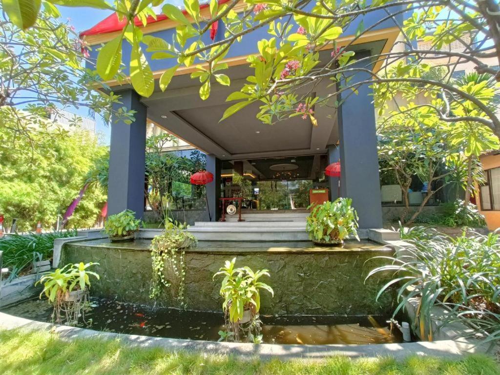 Narita Classic Hotel Surabaya Esterno foto