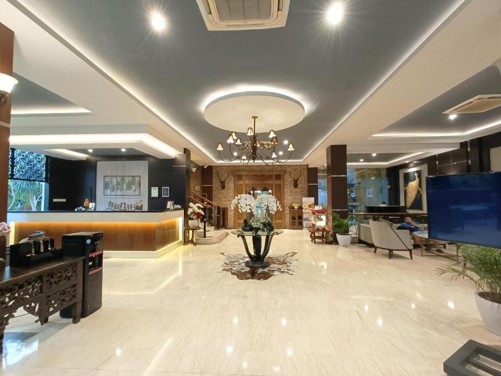 Narita Classic Hotel Surabaya Esterno foto