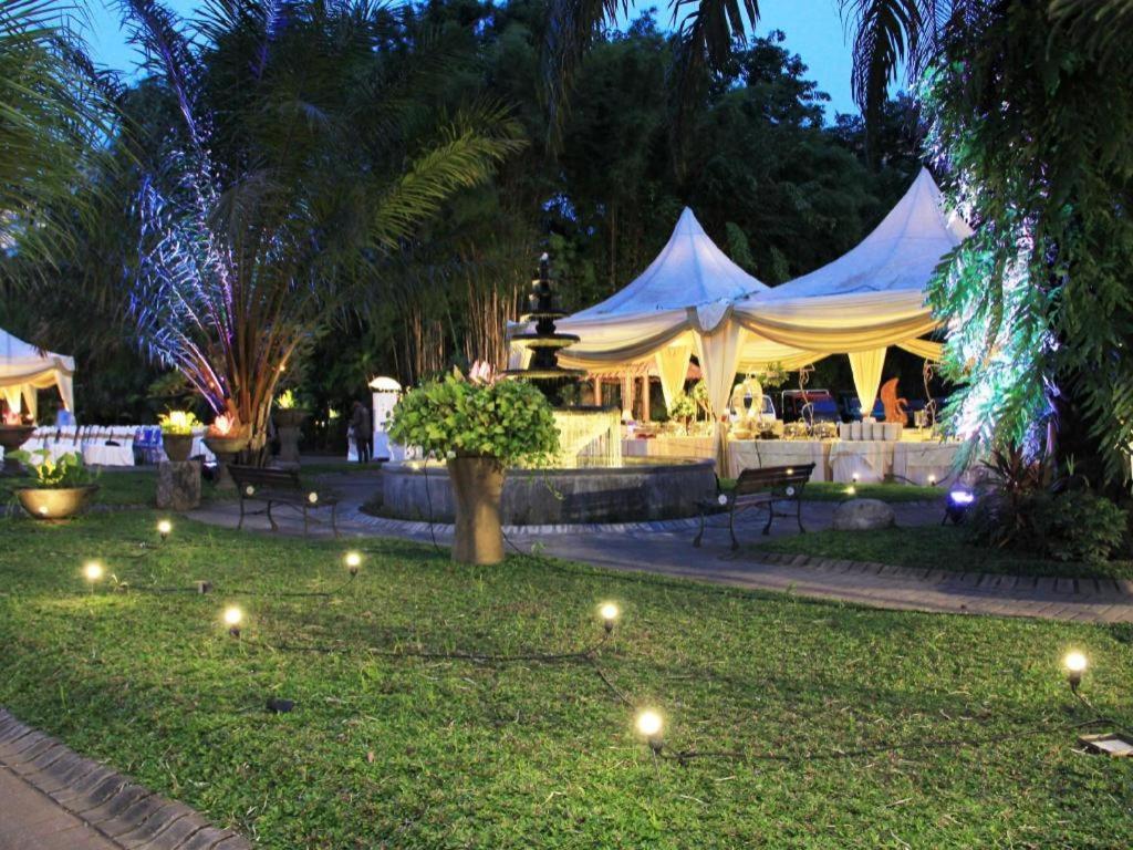 Narita Classic Hotel Surabaya Esterno foto