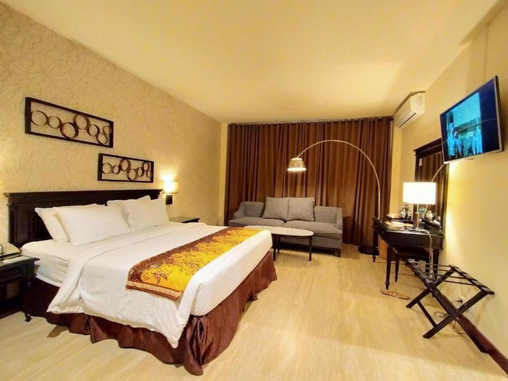 Narita Classic Hotel Surabaya Esterno foto