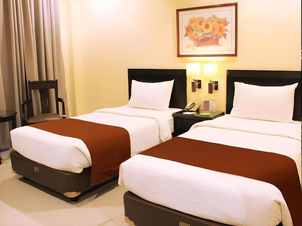Narita Classic Hotel Surabaya Esterno foto