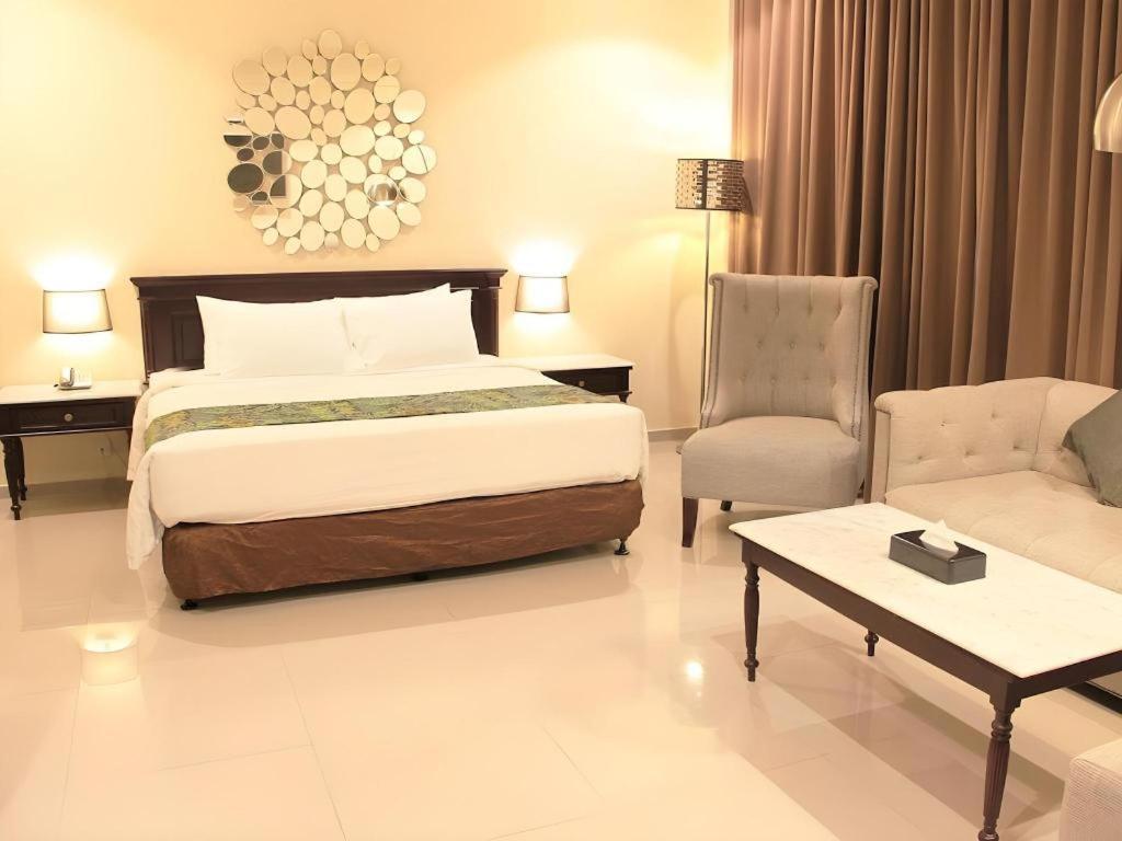 Narita Classic Hotel Surabaya Esterno foto