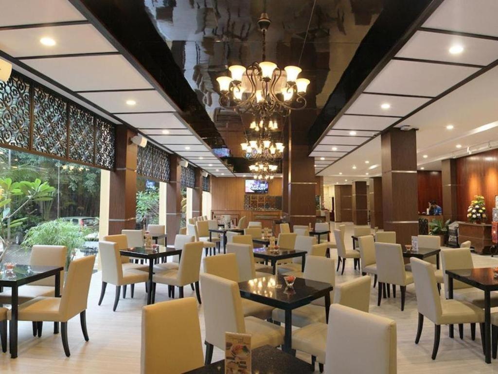 Narita Classic Hotel Surabaya Esterno foto