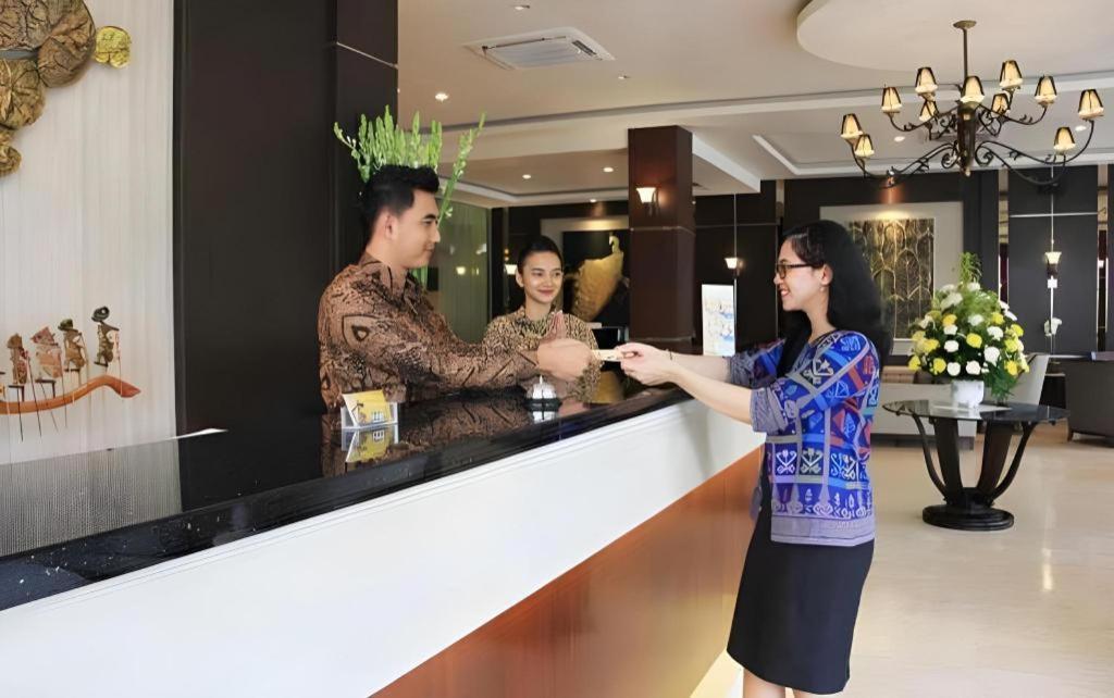 Narita Classic Hotel Surabaya Esterno foto