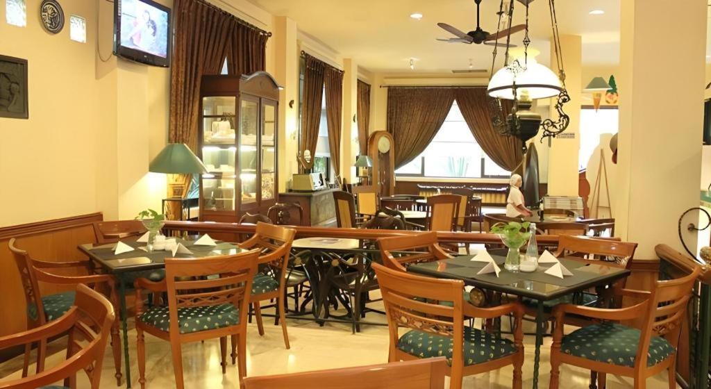 Narita Classic Hotel Surabaya Esterno foto