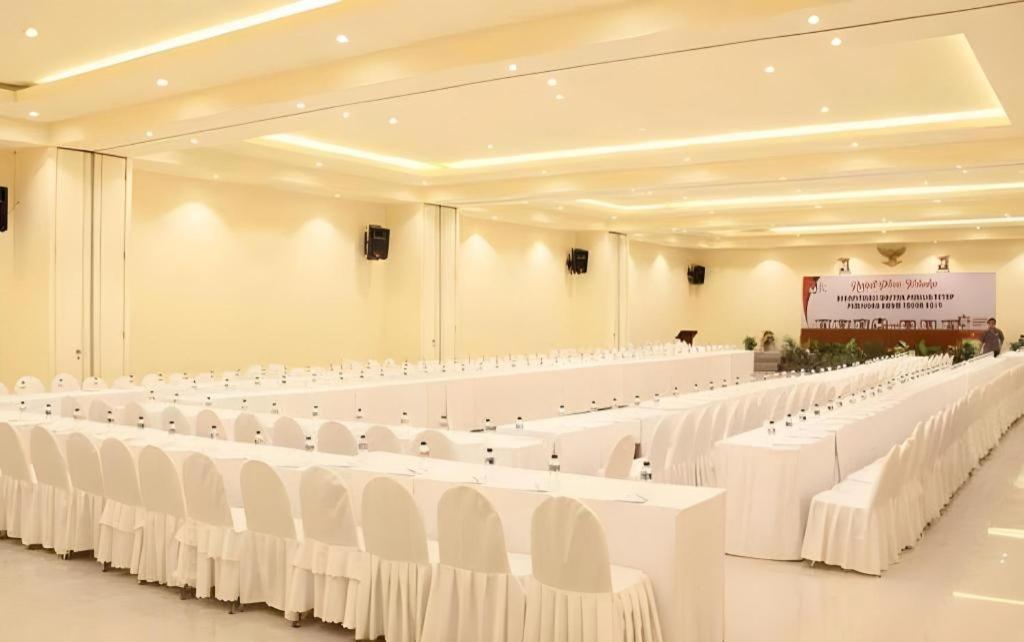 Narita Classic Hotel Surabaya Esterno foto