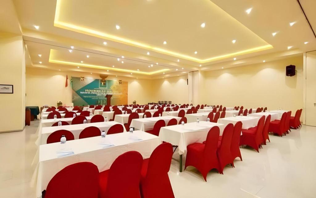 Narita Classic Hotel Surabaya Esterno foto