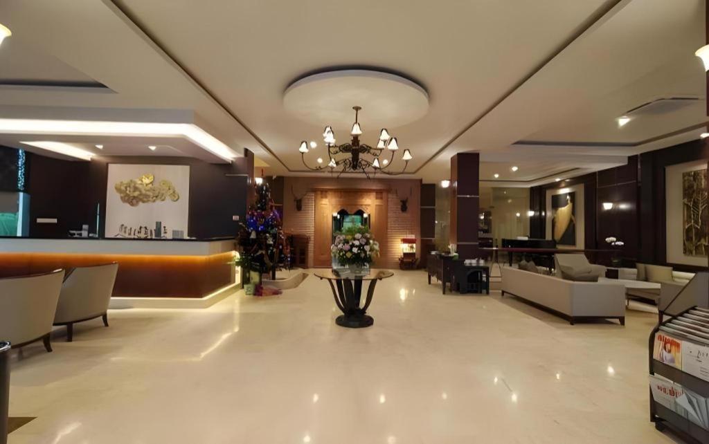 Narita Classic Hotel Surabaya Esterno foto