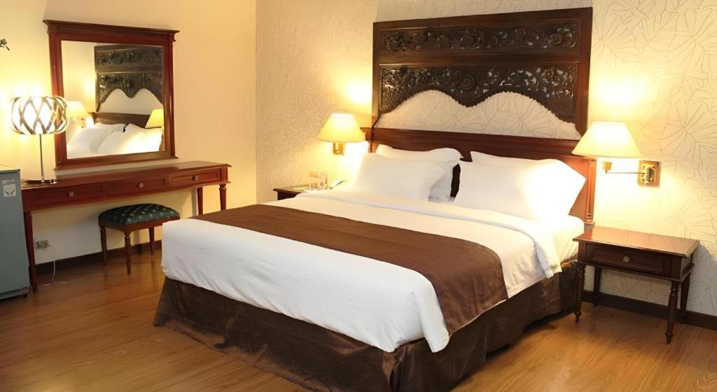 Narita Classic Hotel Surabaya Esterno foto