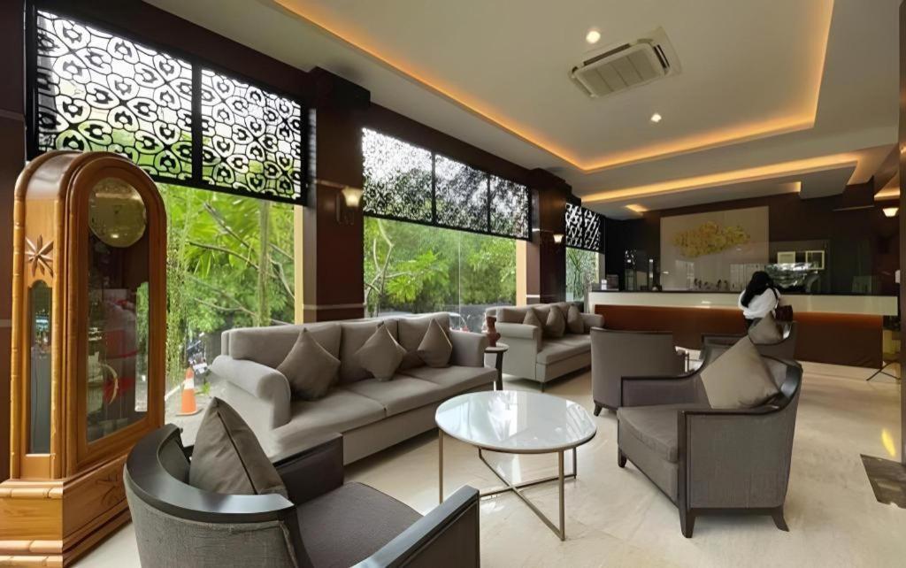 Narita Classic Hotel Surabaya Esterno foto