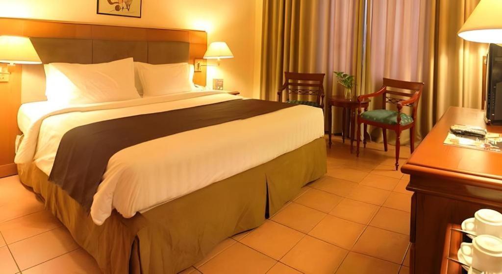 Narita Classic Hotel Surabaya Esterno foto