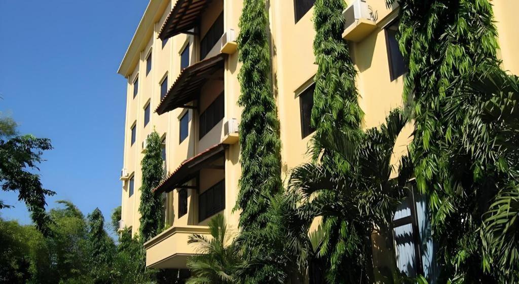 Narita Classic Hotel Surabaya Esterno foto
