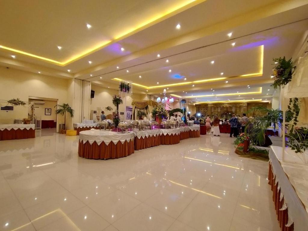 Narita Classic Hotel Surabaya Esterno foto